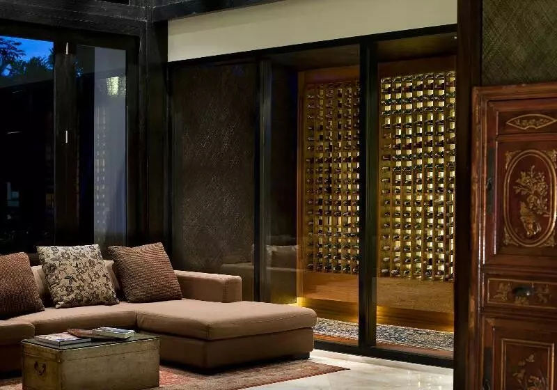 Отель The Royal Santrian