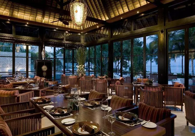 Отель The Royal Santrian