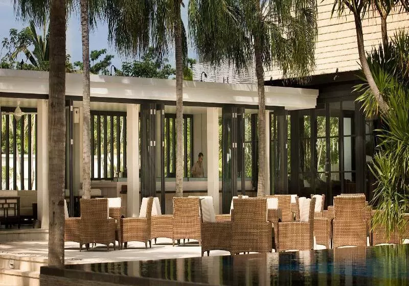 Отель The Royal Santrian