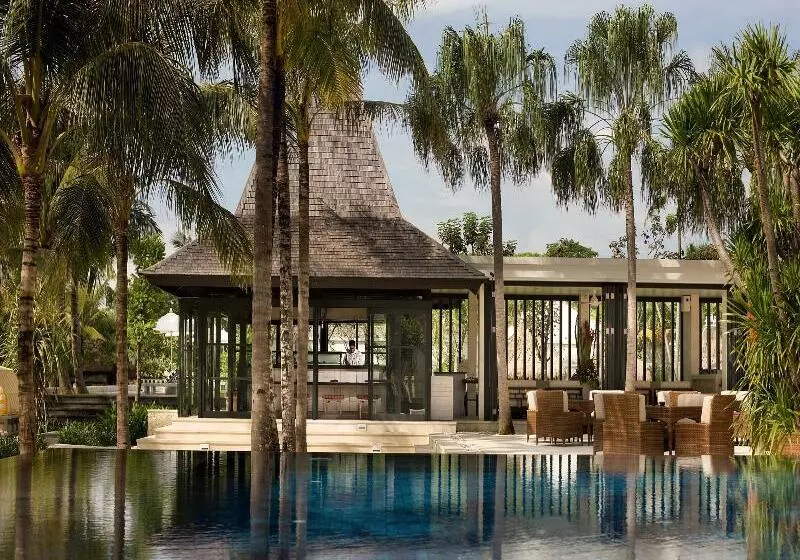 Отель The Royal Santrian