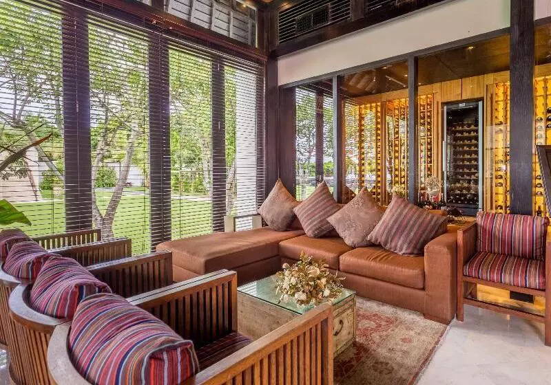 Отель The Royal Santrian