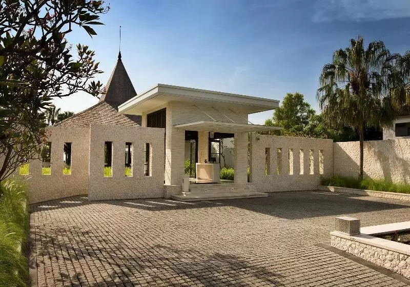 Отель The Royal Santrian