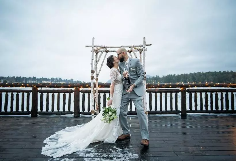 هتل Golden Arrow Lakeside Resort