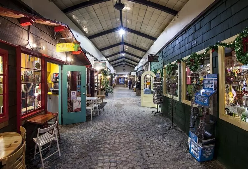 هتل Golden Arrow Lakeside Resort