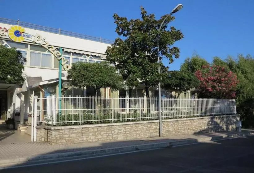 Hotelli Albergo Little Garden