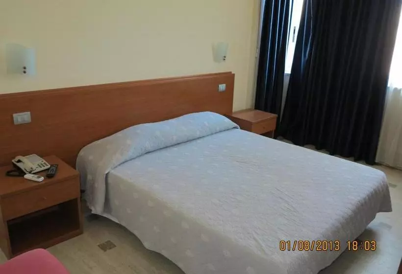 Hotelli Albergo Little Garden