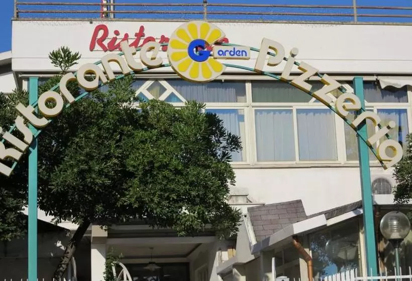 Hotelli Albergo Little Garden