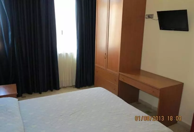 Hotelli Albergo Little Garden