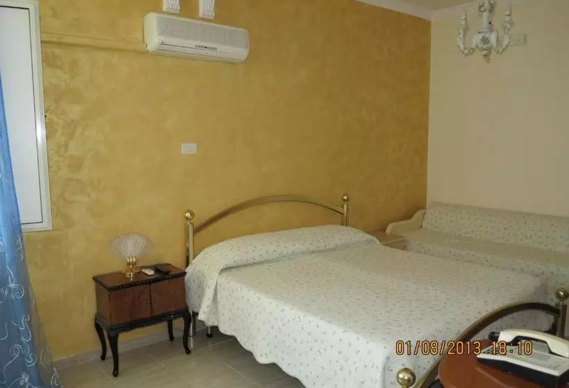 Hotelli Albergo Little Garden
