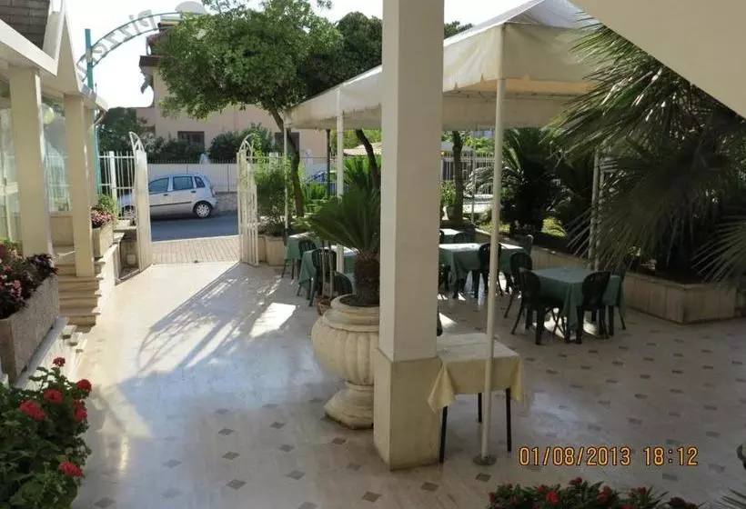 Hotelli Albergo Little Garden