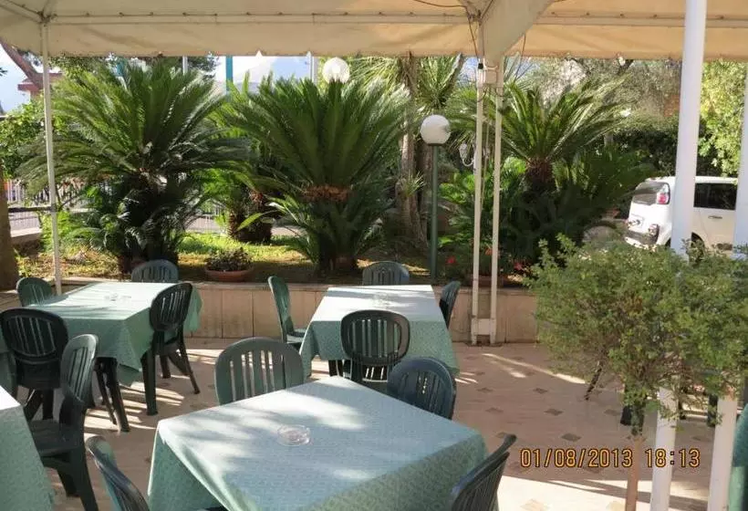 Hotelli Albergo Little Garden