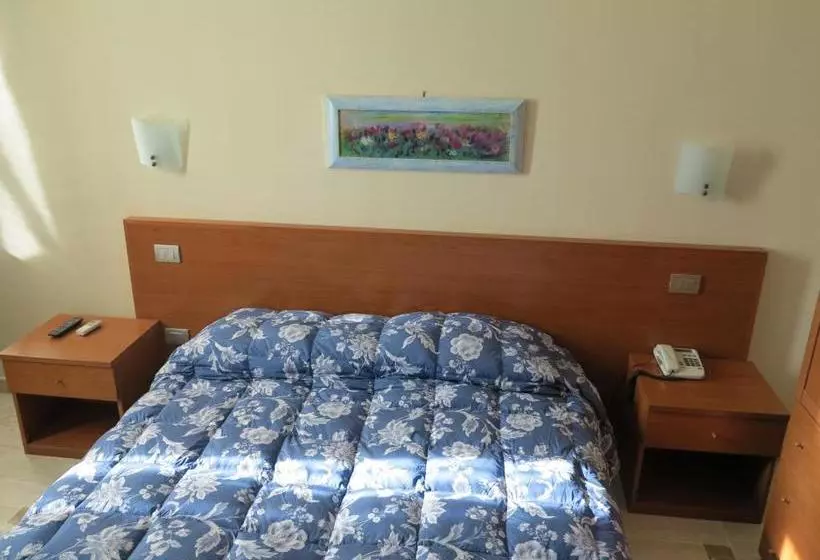 Hotelli Albergo Little Garden