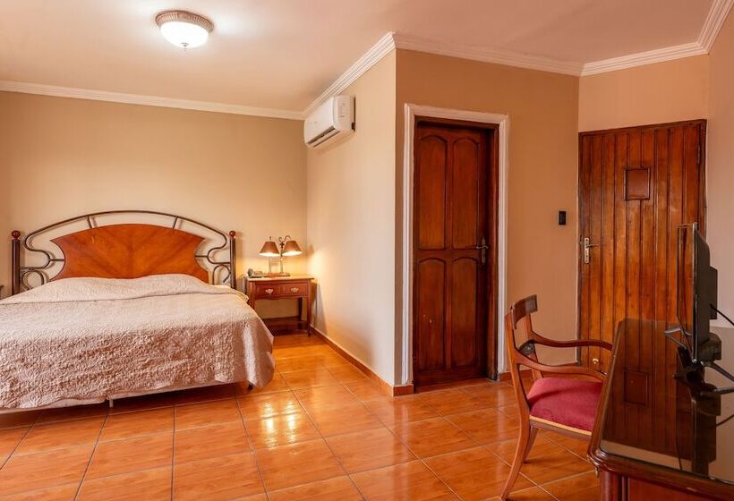 هتل Puerta Del Rey