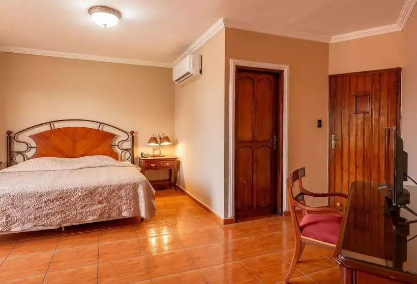 هتل Puerta Del Rey