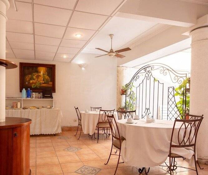 هتل Puerta Del Rey