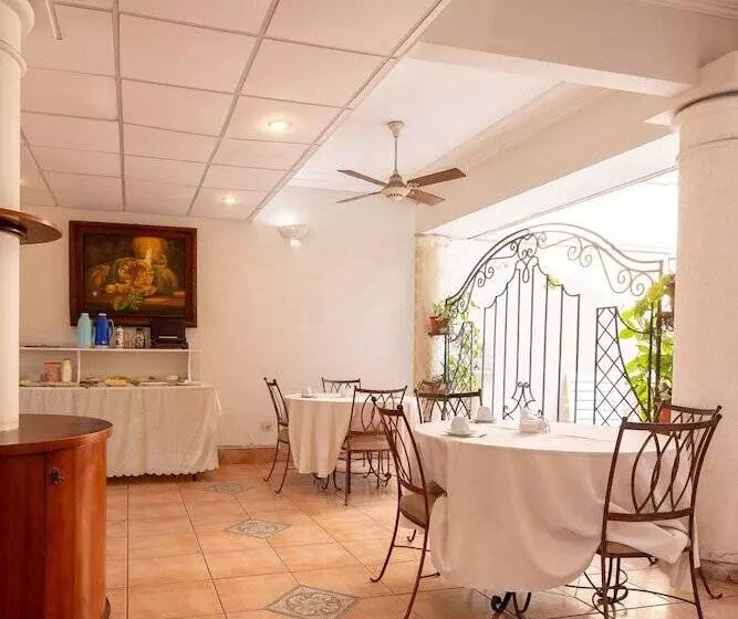 هتل Puerta Del Rey