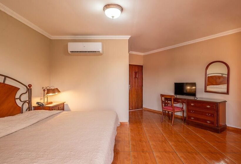 هتل Puerta Del Rey