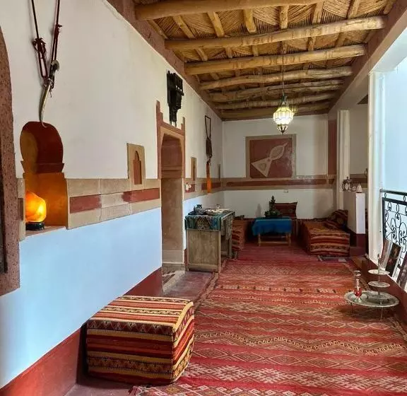 Hotelli Tafsut Dades Guesthouse Stay With Locals