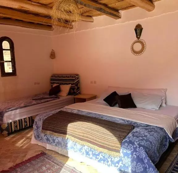 Hotelli Tafsut Dades Guesthouse Stay With Locals