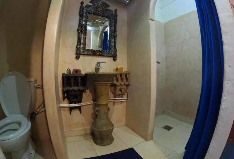 Hotelli Tafsut Dades Guesthouse Stay With Locals