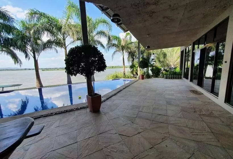 تختخواب و صبحانه Zambezi Riverside Accommodation