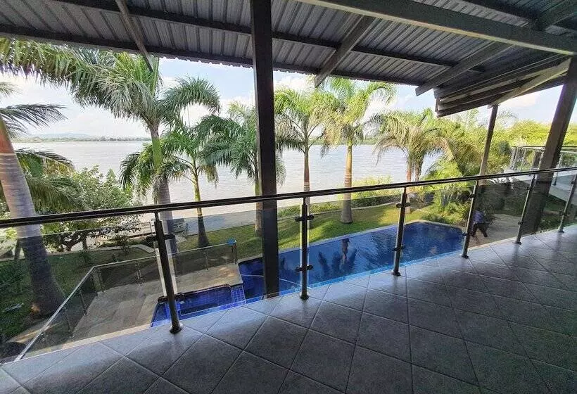 تختخواب و صبحانه Zambezi Riverside Accommodation