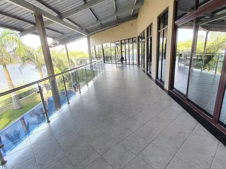 تختخواب و صبحانه Zambezi Riverside Accommodation