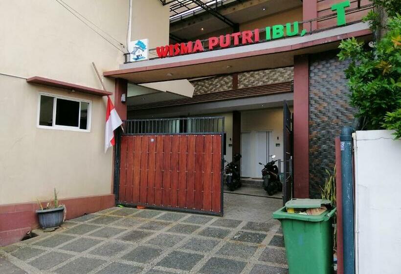 בית מלון כפרי Oyo 90703 Wisma Putri Ibu, T