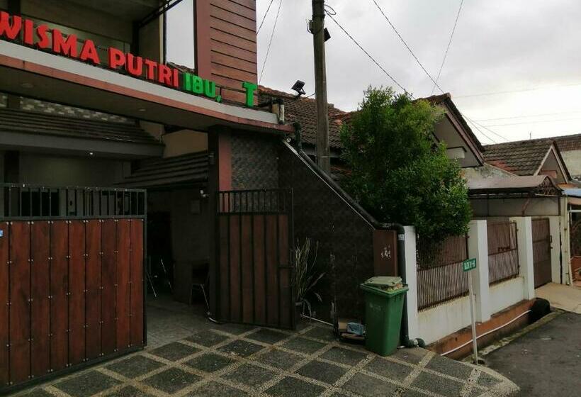בית מלון כפרי Oyo 90703 Wisma Putri Ibu, T