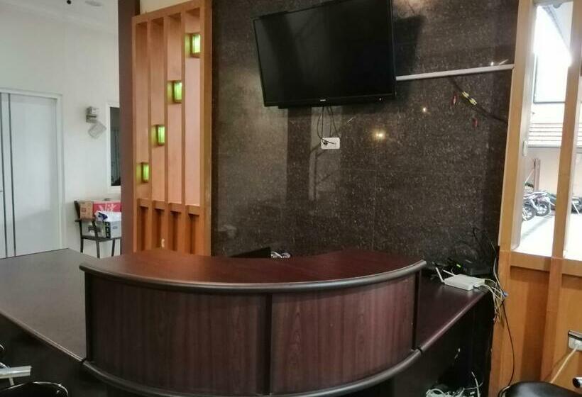 בית מלון כפרי Oyo 90703 Wisma Putri Ibu, T