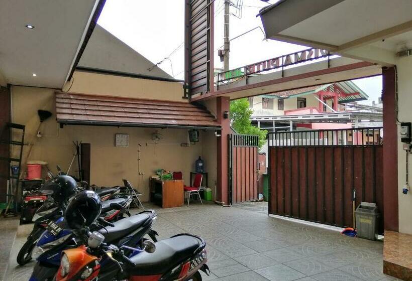 בית מלון כפרי Oyo 90703 Wisma Putri Ibu, T