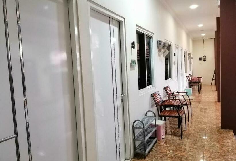 בית מלון כפרי Oyo 90703 Wisma Putri Ibu, T