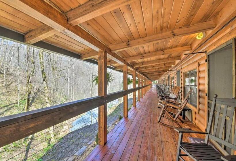 ユースホステル The Lodge Nantahala River