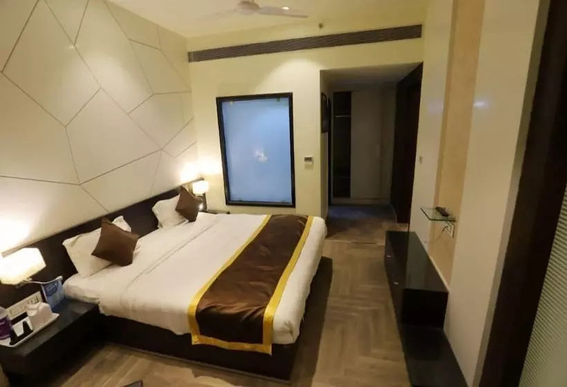 Hotel Skylark
