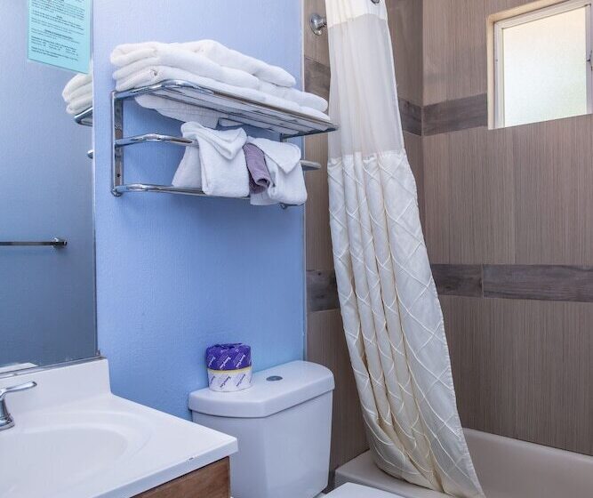 Отель Aqua Breeze Inn