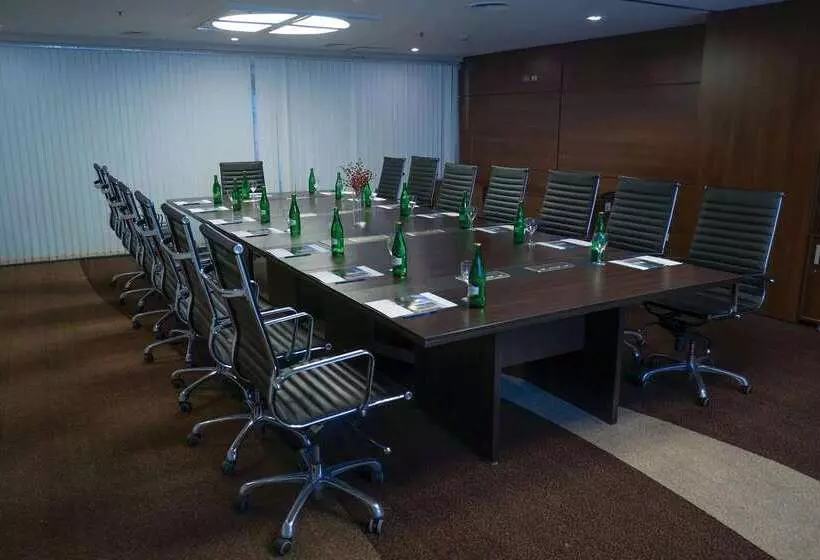 Howard Johnson La Cañada Hotel & Suites