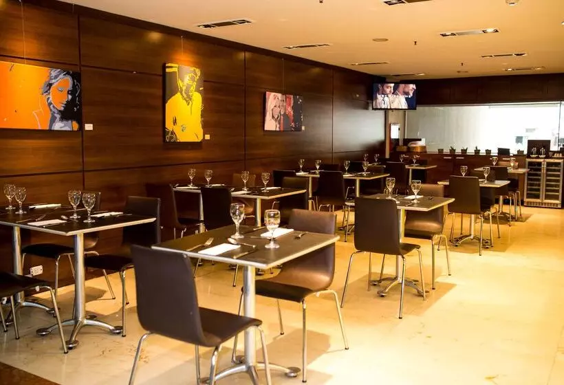 Howard Johnson La Cañada Hotel & Suites