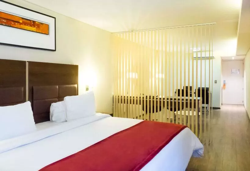 Howard Johnson La Cañada Hotel & Suites