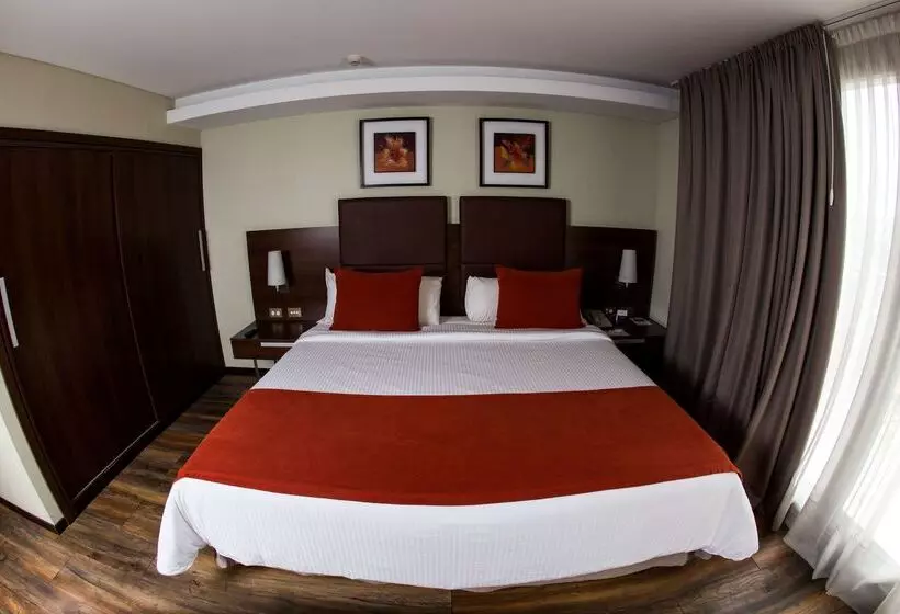 Howard Johnson La Cañada Hotel & Suites