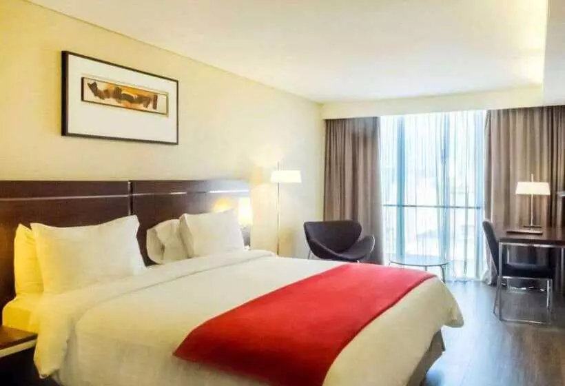 Howard Johnson La Cañada Hotel & Suites