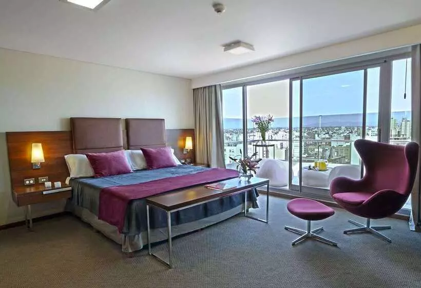 Howard Johnson La Cañada Hotel & Suites