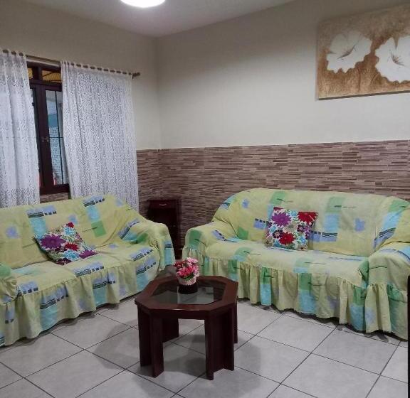 住宿加早餐  Maranata Casa Com Piscina   2 Minutos De Carro Até O Mar