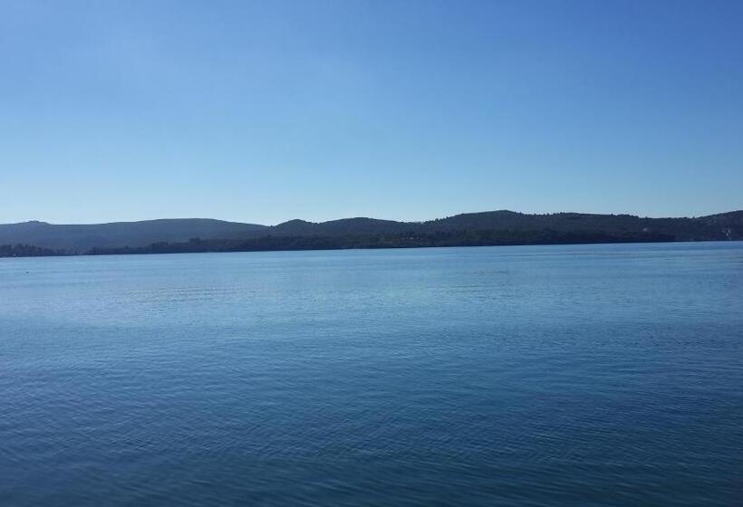 پانسیون Room Next To Porto Montenegro