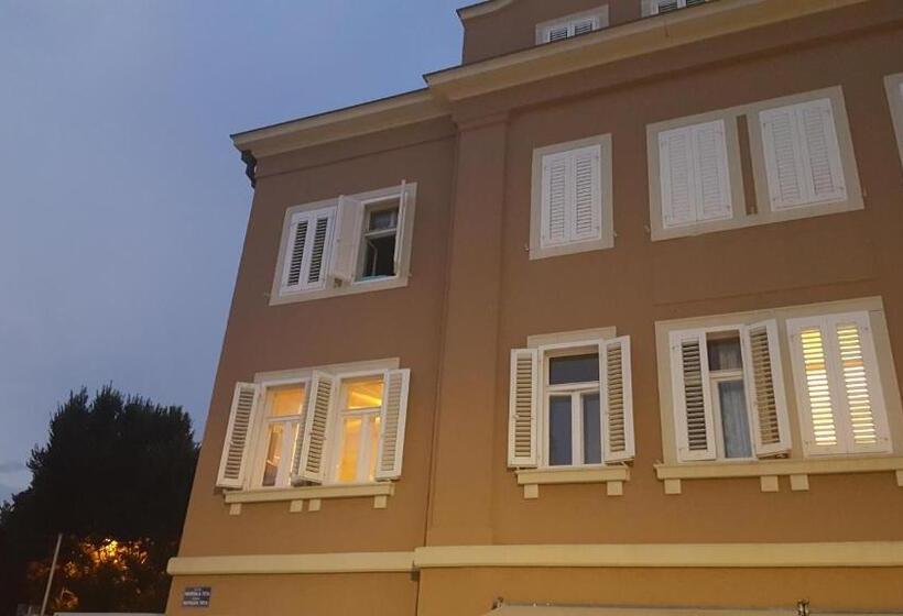 پانسیون Room Next To Porto Montenegro