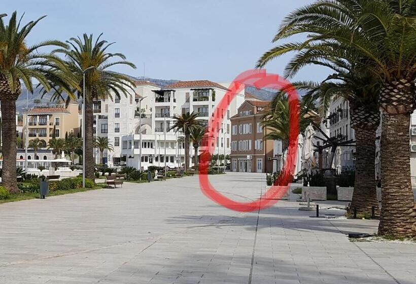 پانسیون Room Next To Porto Montenegro