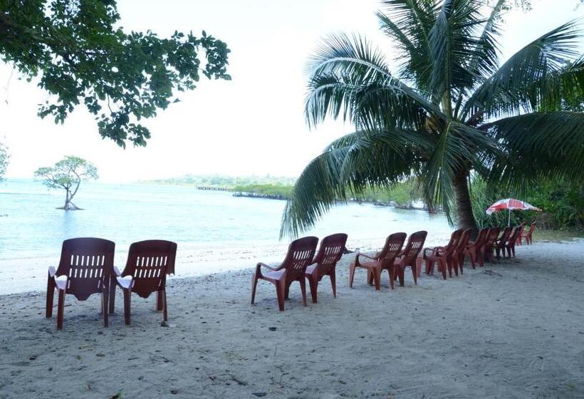 Coconhuts Beach Resort