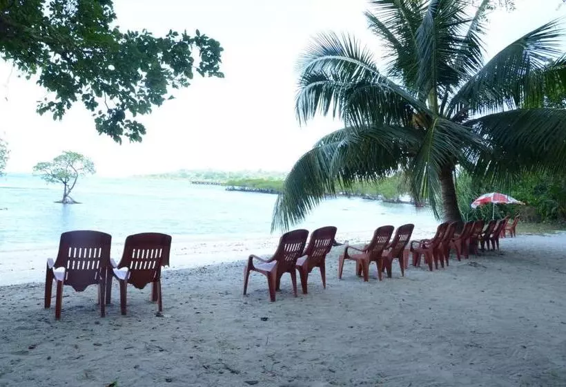 Coconhuts Beach Resort