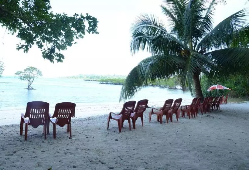 Coconhuts Beach Resort