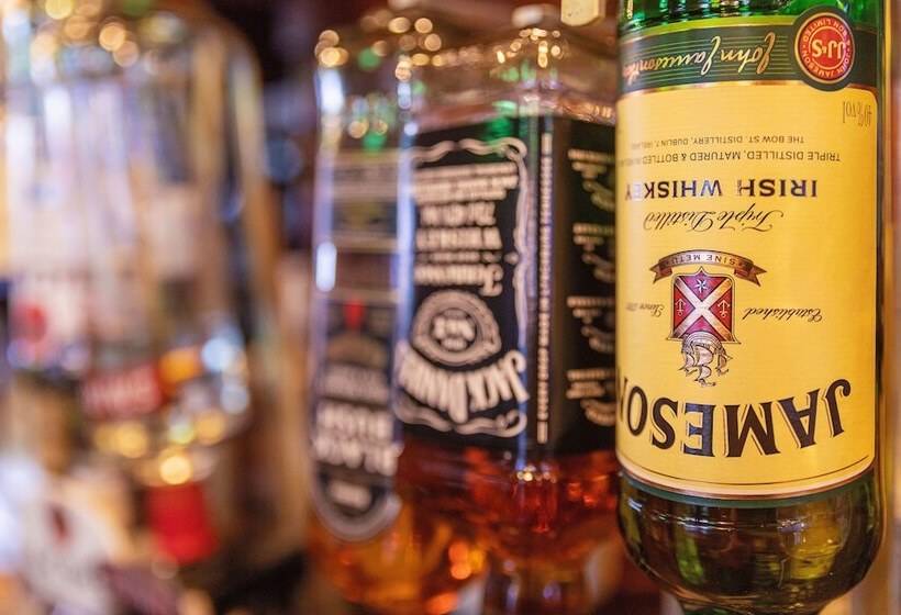 Larkins Pub Restaurant And B&b