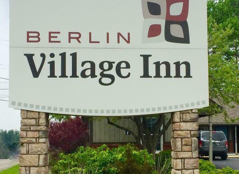 فندق على الطريق Berlin Village Inn